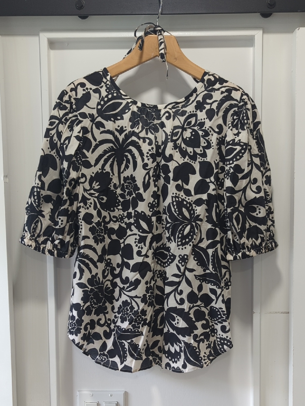 Ann Taylor Black & White Floral Puff-Sleeve Sheer Blouse / Cover Up Size Medium
